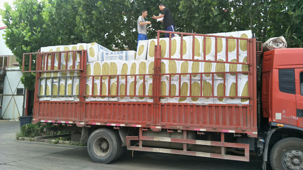 巖棉板發貨現場